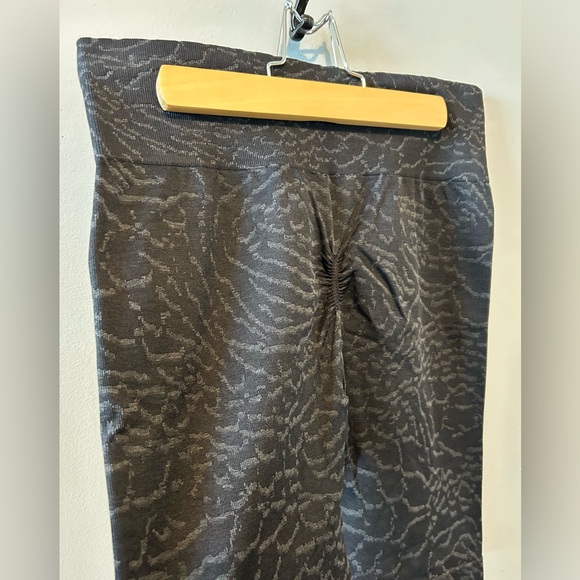 Gymshark Adapt Black Animal Seamless Biker Shorts - Picture 4 of 8